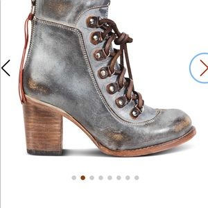 Size 9 Freebird Borow color description is Ice. Only worn 3 times!